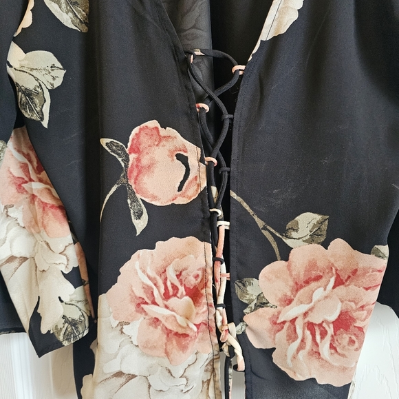 Sheer open-back black and floral blouse - Picture 3 of 3